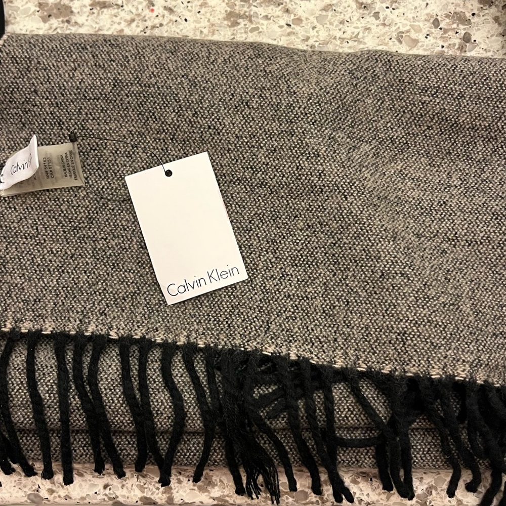 Calvin Klein Scarf nwt - Picture 9 of 15